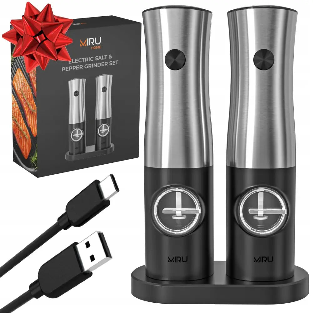 Elektrisk salt- og pepperkvern i sett på to, stående på ladestasjon med USB-kabel og gaveeske med rød sløyfe.