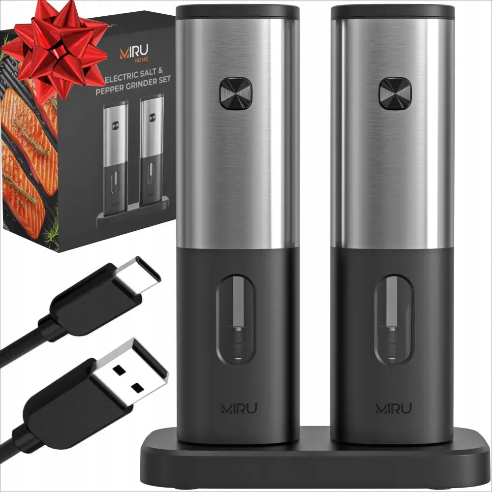 Elektrisk salt- og pepperkvernsett i svart og stål på ladestasjon, med USB-kabel og gaveeske i bakgrunnen.