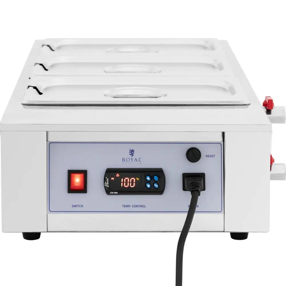 Elektrisk sjokoladesmelter med tre separate beholdere, digitalt display og betjeningspanel sett forfra.