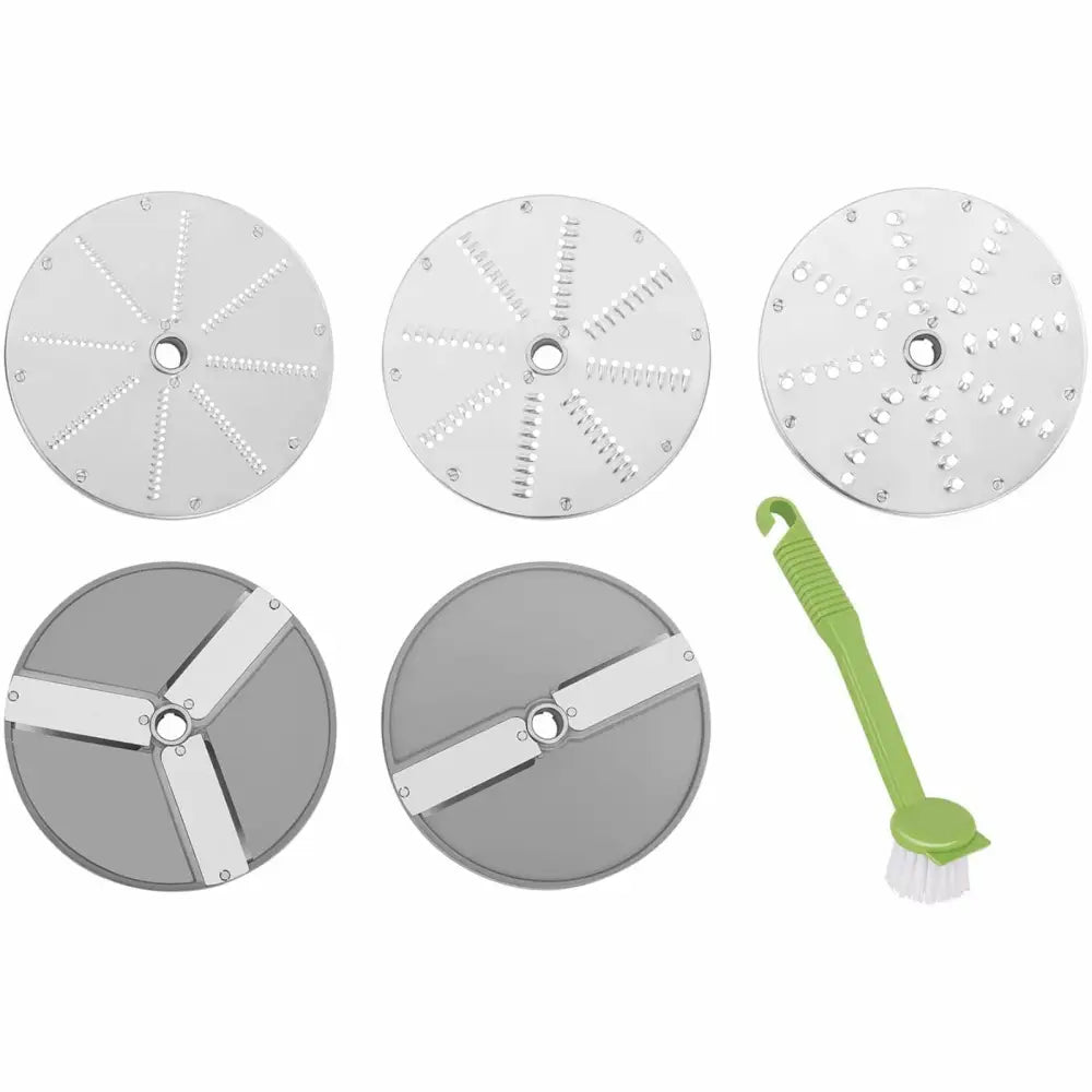 Fem ulike metallskiver for skjæring og riving, samt grønn rengjøringsbørste inkludert i maskinsettet.