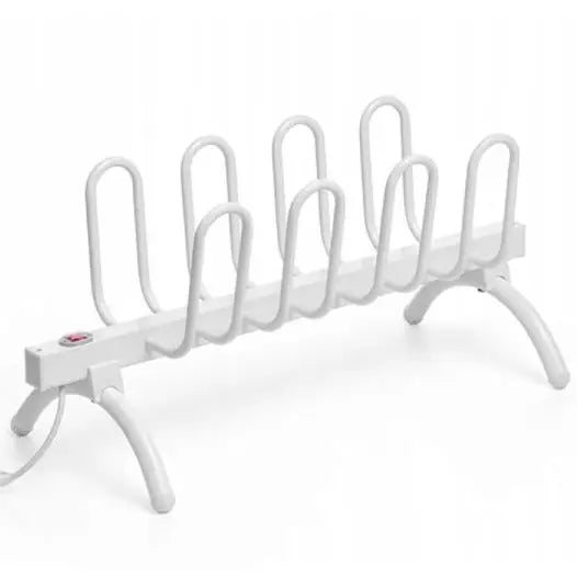 Elektrisk stativ hengende skotørker i hvitt metall med seks buede holdere, strømbryter og ledning synlig.