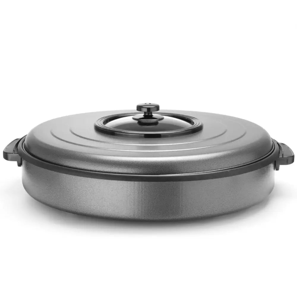 Elektrisk stekepanne i grått metall med svarte håndtak og lokk, frontvisning mot nøytral bakgrunn.