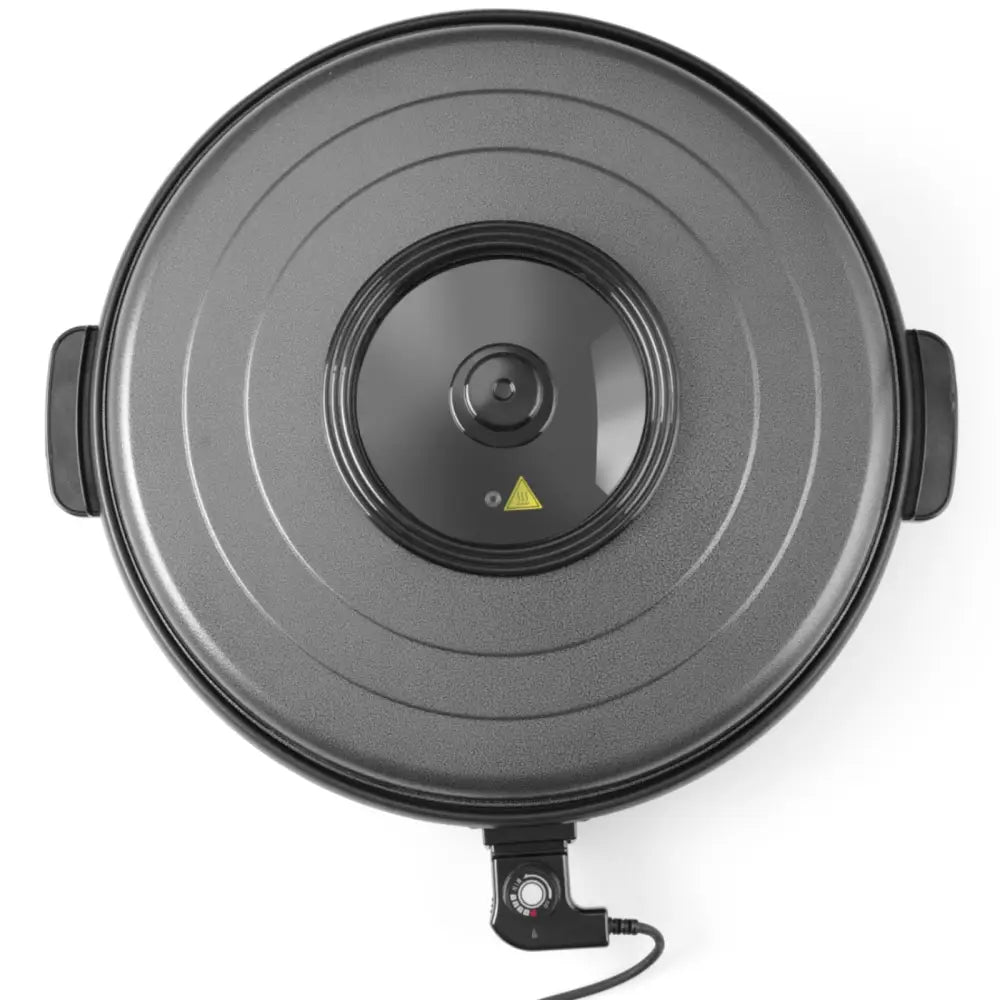 Elektrisk stekepanne 55 cm, sett ovenfra med glasslokk, doble håndtak og kontrollpanel nederst.