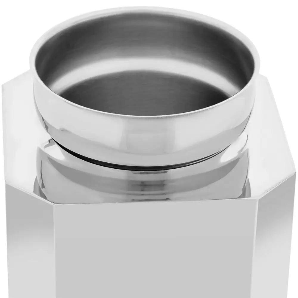 Elektrisk suppevarmer 7L i blankt stål, nærbilde av åpning og avrundet kant sett fra skrå vinkel.