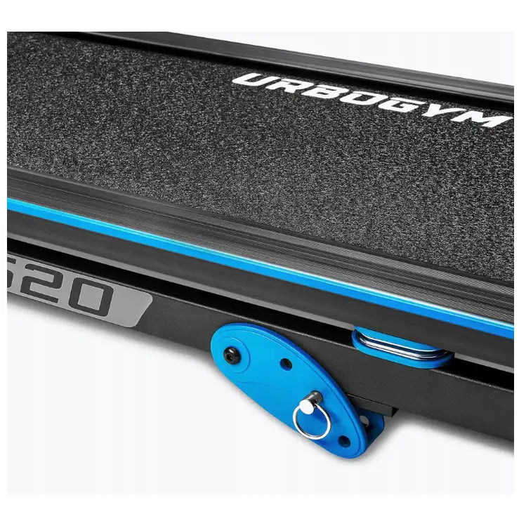 Tredemølle Urbogym V520, nærbilde av teksturert løpebånd og blå låsemekanisme på siden.