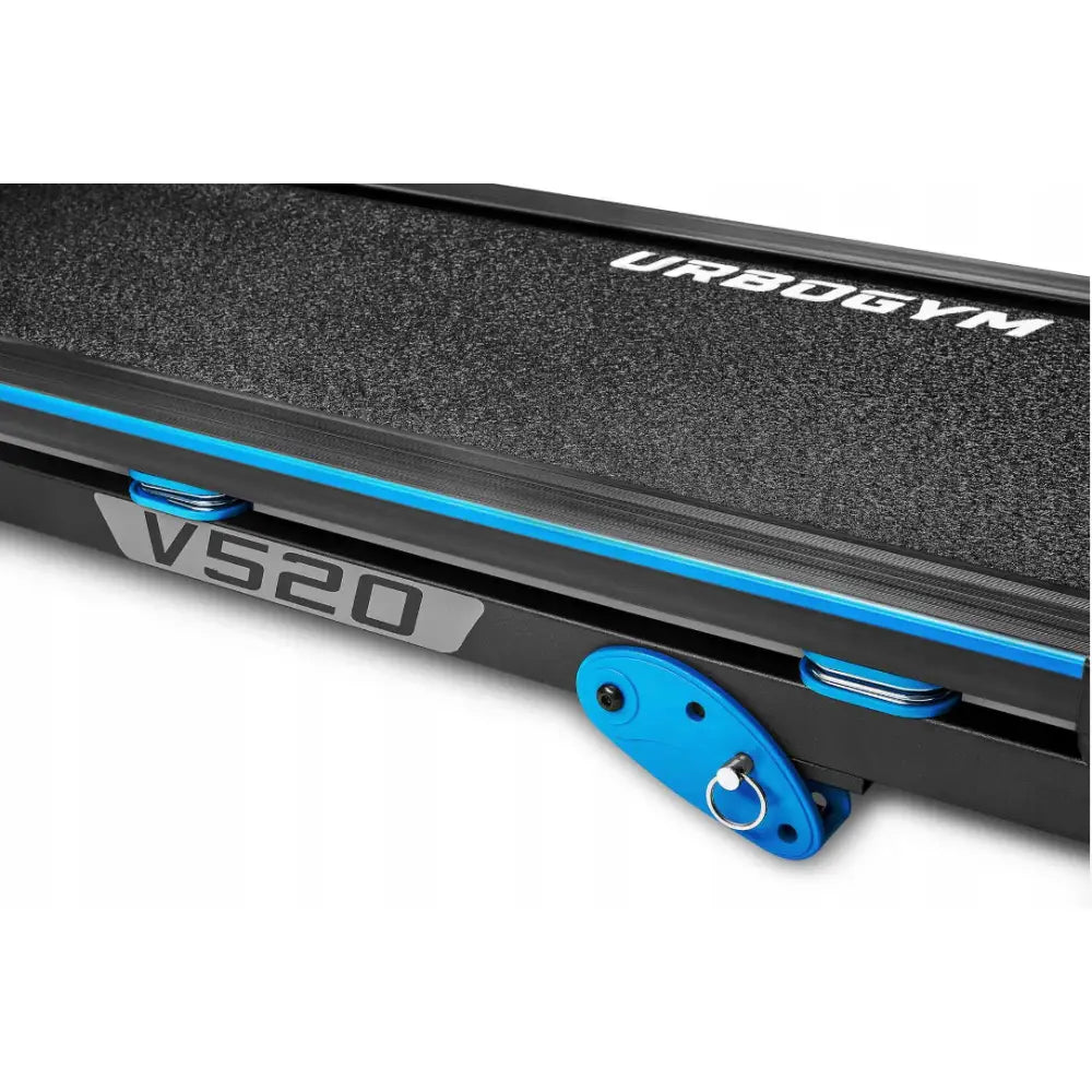 Tredemølle Urbogym V520, sidevisning som fremhever blå detaljer, teksturen på løpebåndet og V520-markeringen.