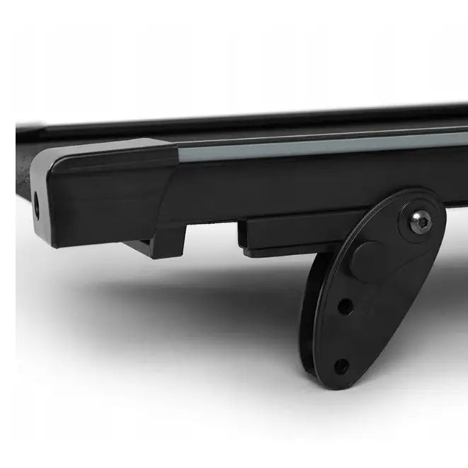 Tredemølle Zipro Colt, nærbilde av sort ramme med sølvstripe, synlig skrue og avrundet plattedel fra siden.