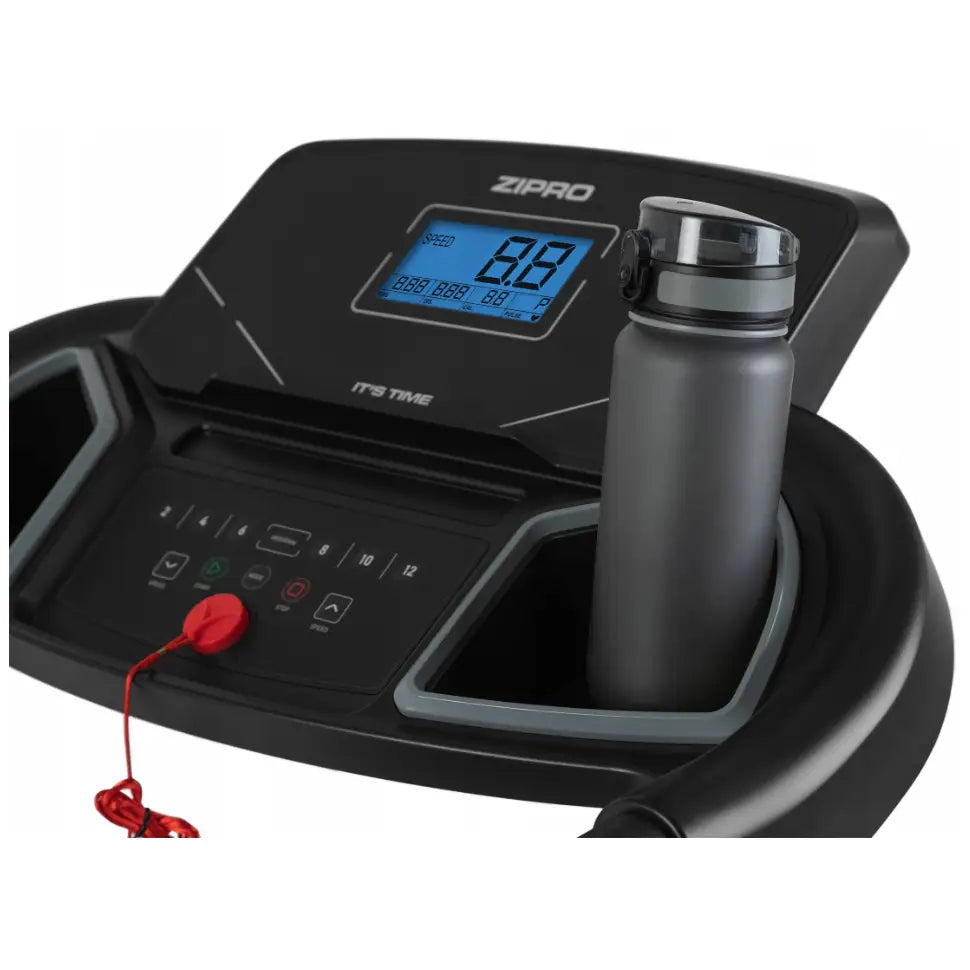 Tredemølle Zipro Colt, nærbilde av digitalt kontrollpanel med blå skjerm, rød sikkerhetsnøkkel og drikkeflaske.