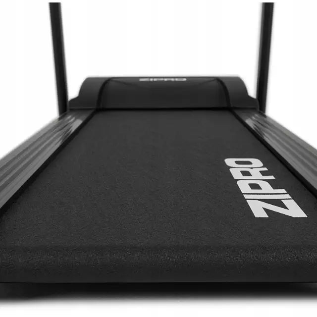 Tredemølle Zipro Colt, lav vinkel som fremhever sort løpebånd, matt finish og tydelig hvit logo på siden.