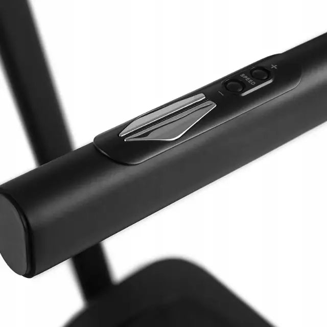 Tredemølle Zipro Colt, nærbilde av svart armlene med sølvdetaljer og innebygd kontrollpanel med speed-knapper.