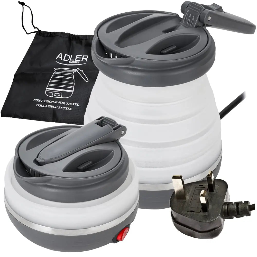 Elektrisk vannkoker i hvit og grå silikon, vist både utvidet og sammenfoldet med sort oppbevaringspose.