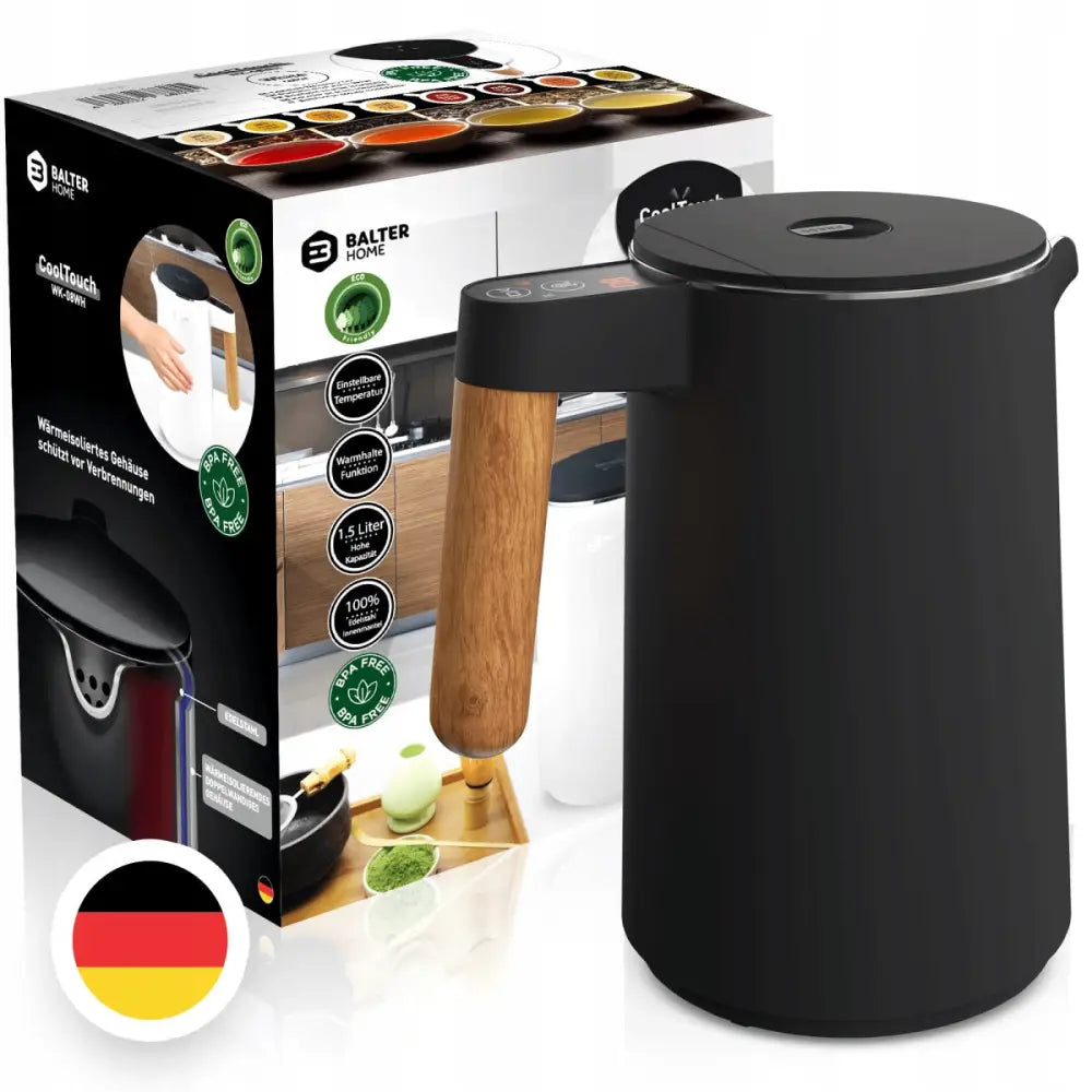 Elektrisk vannkoker Balter Home, matt sort design med treimitert håndtak og touch-knapper, eske i bakgrunnen.