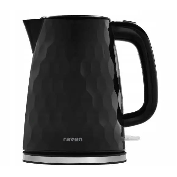 Elektrisk vannkoker Raven Ec025C i matt svart med fasettert design, sølv bunnring og stort håndtak.