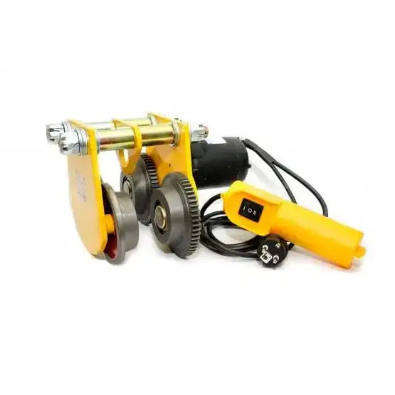 Elektrisk vogn til løftevinsj, gul og grå metallkonstruksjon med fjernkontroll og synlig ledning.