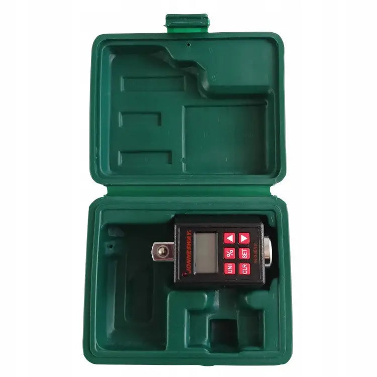 Elektronisk digital momentadapter fra Jonnesway i grønn plastkoffert med rødt knapp-panel, sett ovenfra.