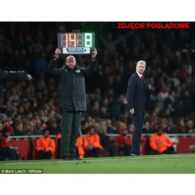 Elektronisk endringstavle for spillere, dommer viser tallene 14 og 8 under fotballkamp med publikum.