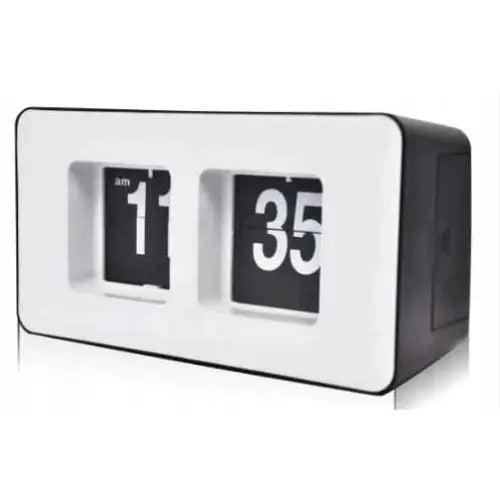 Elektronisk Flip Flap-klokke med hvit ramme og sorte sider, retro flipp-tall vises fra høyre vinkel.
