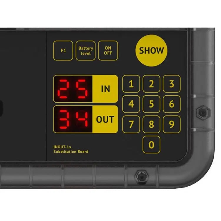 Elektronisk tavle for spillerbytter, nærbilde av kontrollpanel med gul knapp, LED-display og funksjonsknapper.