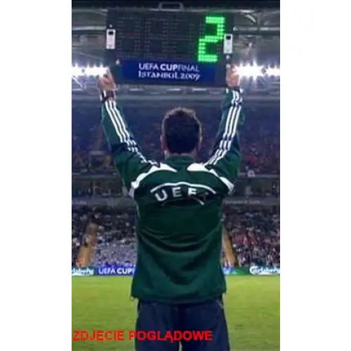 Elektronisk tavle for spillerbytter, holdt opp av dommer foran publikum, viser tallet 2 på fotballbane.