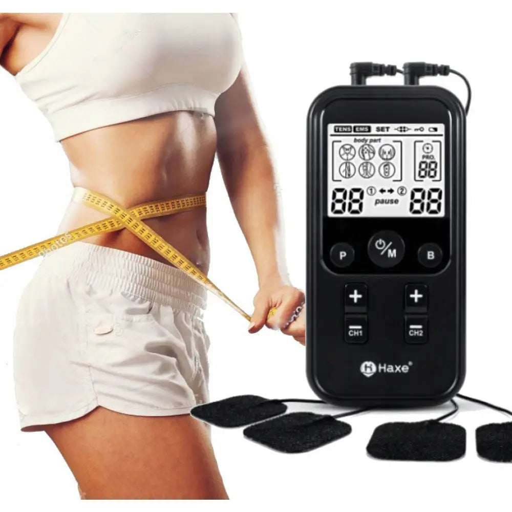 Muskelstimulator massasjeapparat EMS TENS med display og svarte elektrodepads, kvinne måler midjen.
