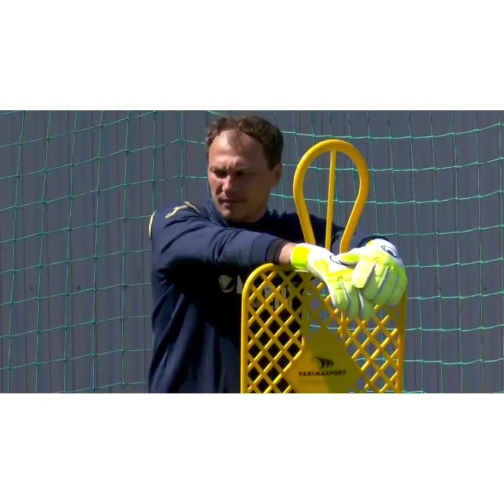 Elite Fotballmål 180 cm blå, trener posisjonering med gul treningsfigur og fotballnett i bakgrunnen.