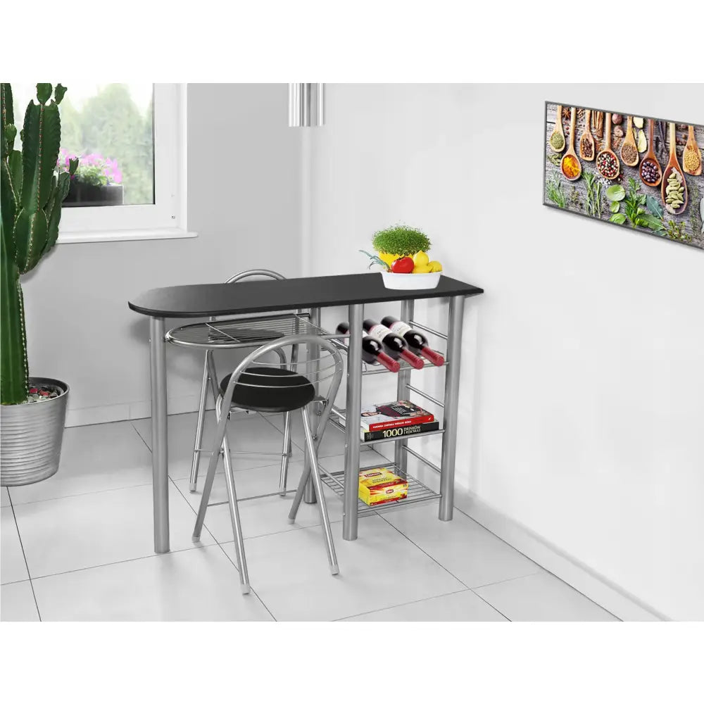 Eliza barhøyde kjøkkenøybord i sort med metallben, vinstativ, hyller og to stoler i moderne kjøkkenhjørne.
