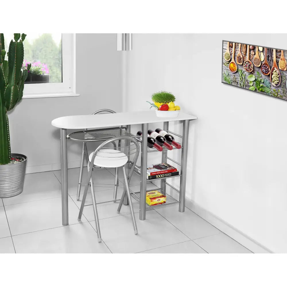 Eliza kjøkkenbord øy, sidevisning med hvit bordplate, metallben, to stoler og vinflasker i metallhylle.