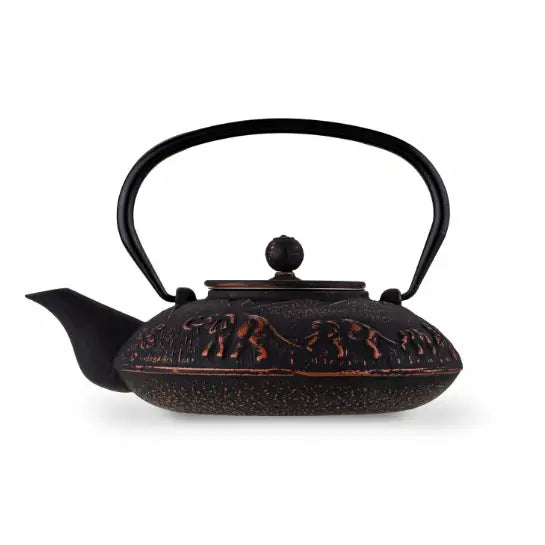 Emaljert støpejern tekanne med røde relieffdetaljer, bredt buet håndtak, sidevisning.