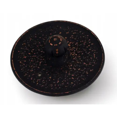 Emaljert støpejern tekanne, toppvisning av rundt mørkt lokk med kobberfargede detaljer og strukturert håndtak.