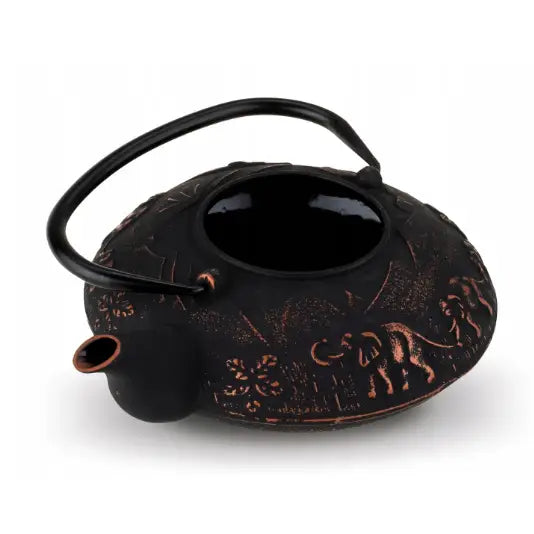 Emaljert støpejern tekanne med kobberfargede dyre- og blomstermønstre, sett skrått ovenfra med bred åpning.