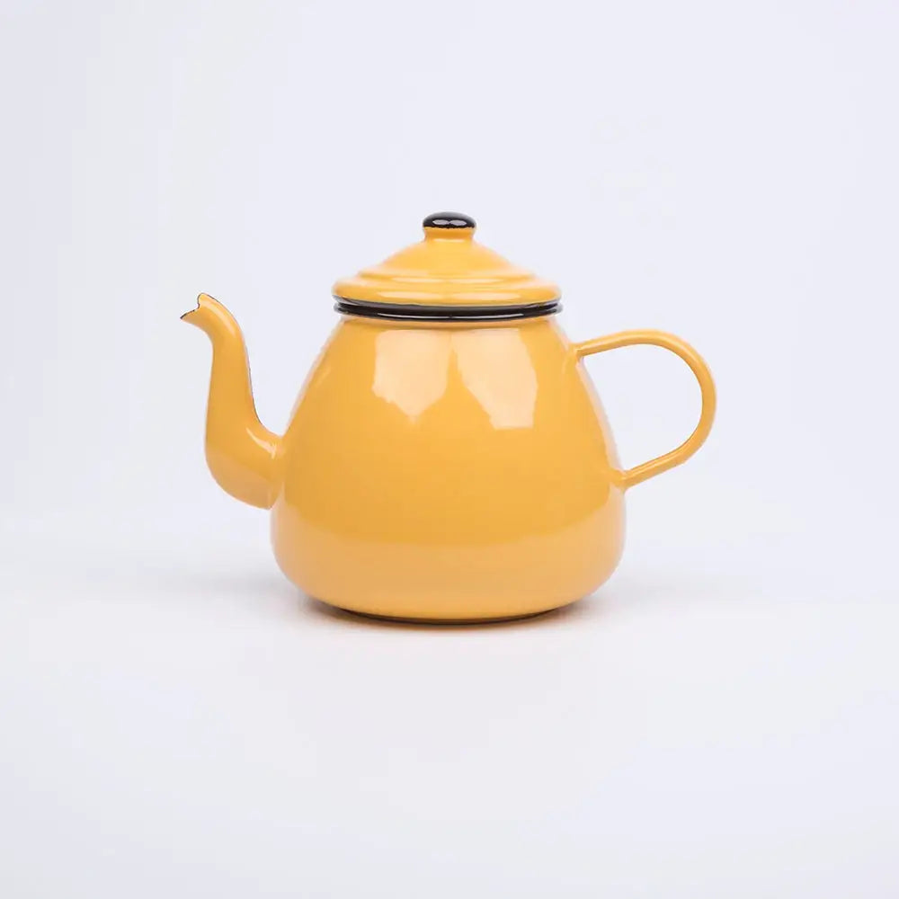 Emaljert tekanne i aprikosgul, sett forfra med mørk knott på lokket og buet tut mot hvit bakgrunn.