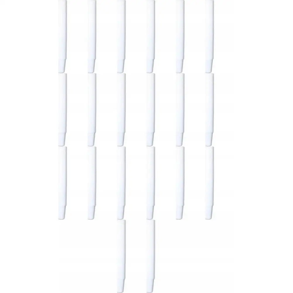 Femten hvite engangskopper i papir, arrangert i rader mot hvit bakgrunn, sett fra siden.