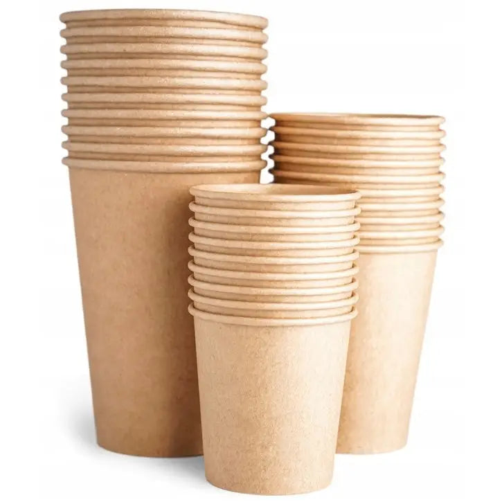 Engangskopper i kraftpapir 180ml, flere brune pappkrus stablet foran hvit bakgrunn.
