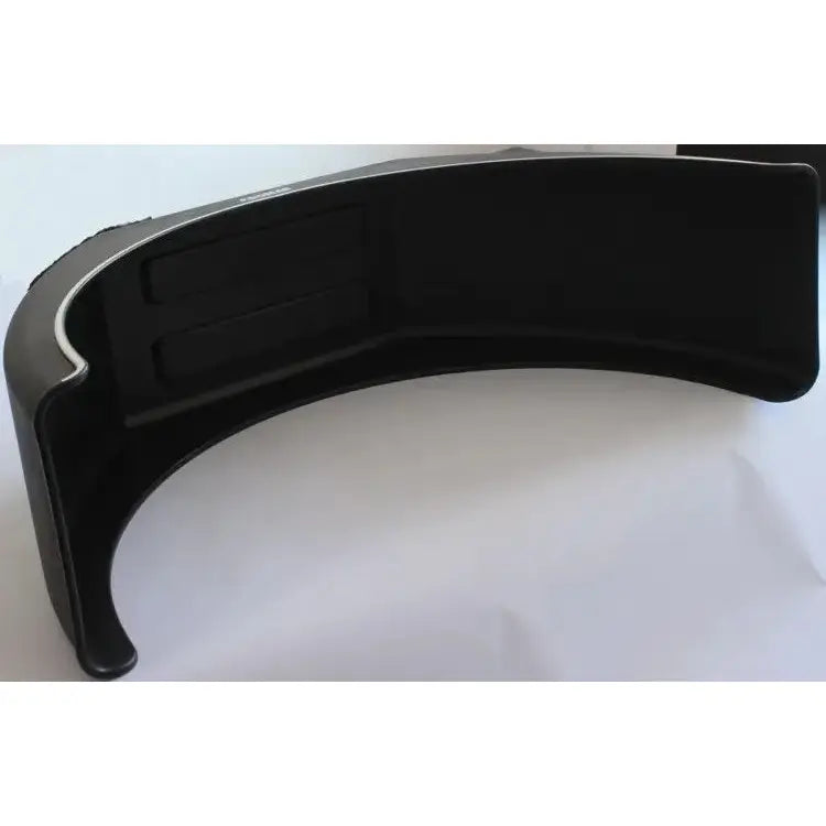 Enkel skjerm med flat topp, svart buet plast sett skrått ovenfra, viser innvendige spor og glatt finish.