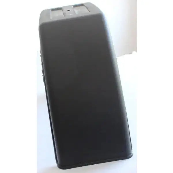 Enkel skjerm med flat topp, sort rektangulær plastoverflate sett skrått bakfra mot lys bakgrunn.