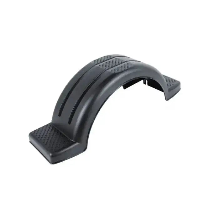 Enkelt skjerm for tilhenger, sort buet plast med gripefelt og spor, sett skrått mot hvit bakgrunn.