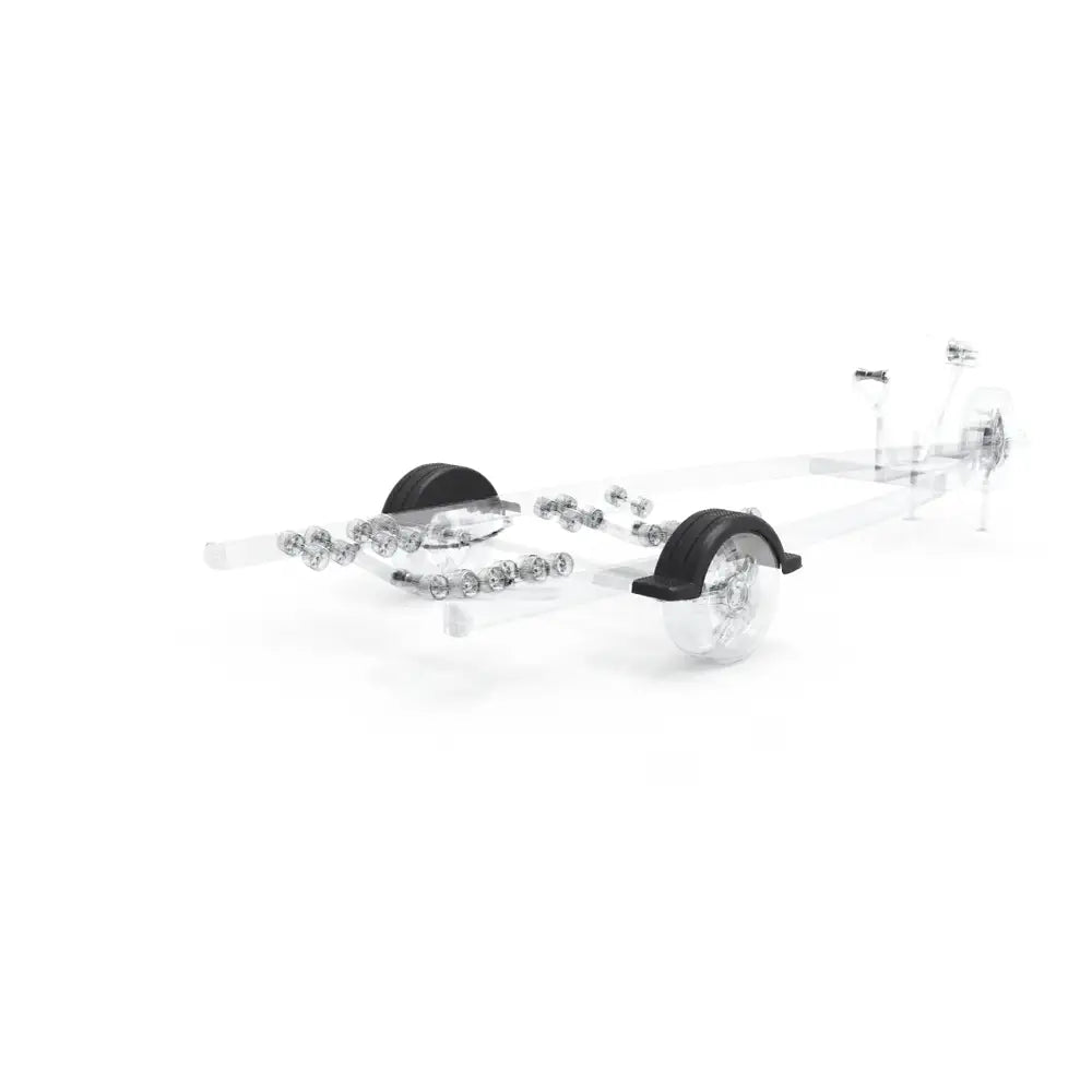 Enkelt skjerm for tilhengere, plastmodell med to svarte hjulbuer sett fra skrå forside.