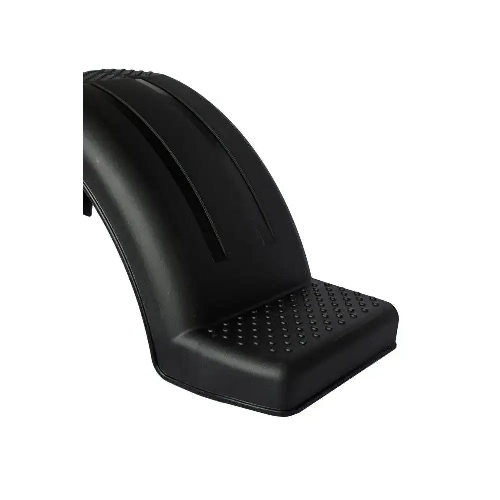 Enkelt skjerm for tilhenger, sort plast med stigtrinn og knotter, sett skrått fra siden og ovenfra.