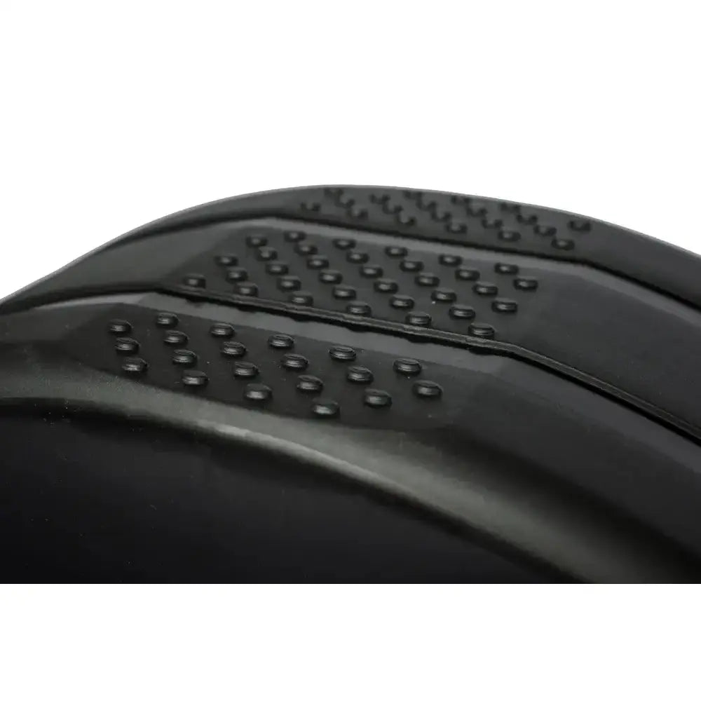 Enkelt skjerm for tilhengere, nærbilde av sort hardplast med forhøyede gummiknotter og tydelig tekstur.