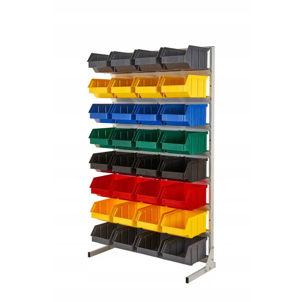 Ensidig hylle med fargerike plastkasser i ulike størrelser, sortert på robust metallramme.