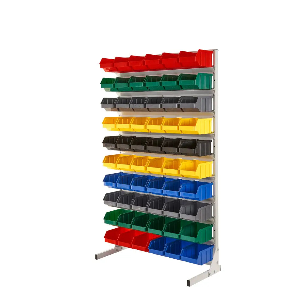 Ensidig hylle med plastbokser i ulike farger, sett skrått fra siden mot hvit bakgrunn.