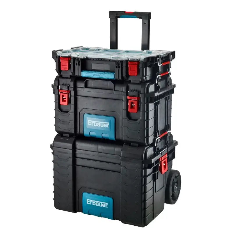 Erbauer Connecx stabelbare verktøykasser i sort plast med blå detaljer, røde låser, teleskophåndtak og hjul.