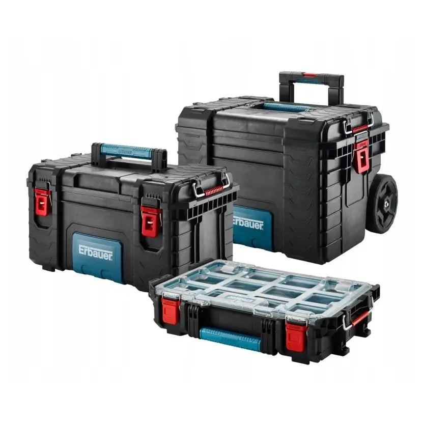 Erbauer Connecx sett, tre svarte verktøykasser med blå og røde detaljer, én med hjul og transparent lokk.