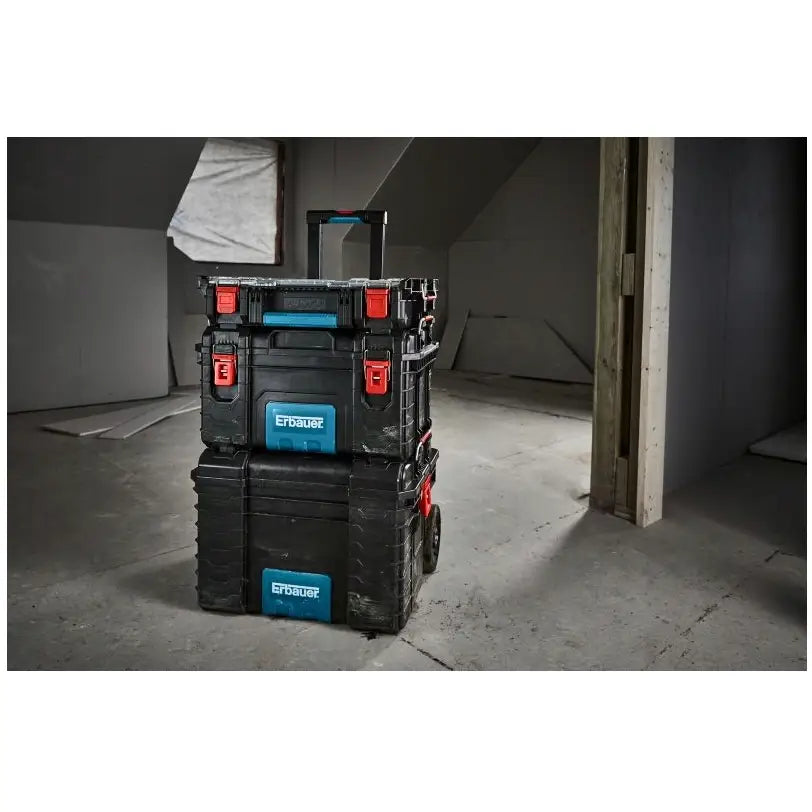 Erbauer Connecx verktøykasser stablet på betonggulv, røde låser og utdragbart håndtak synlig i uferdig rom.