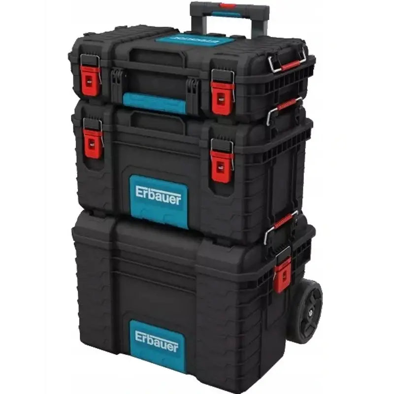 Erbauer verktøykassesett med tre sorte kasser, blå detaljer, røde låser, synlige håndtak og hjul, stablet sammen.
