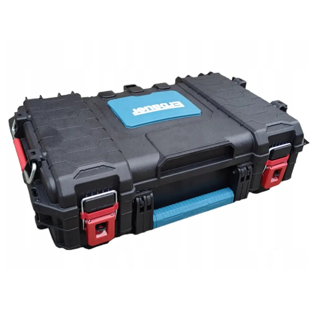 Erbauer verktøykasse i sort plast med blått håndtak, røde låser og grå detaljer, vist fra skrå vinkel.