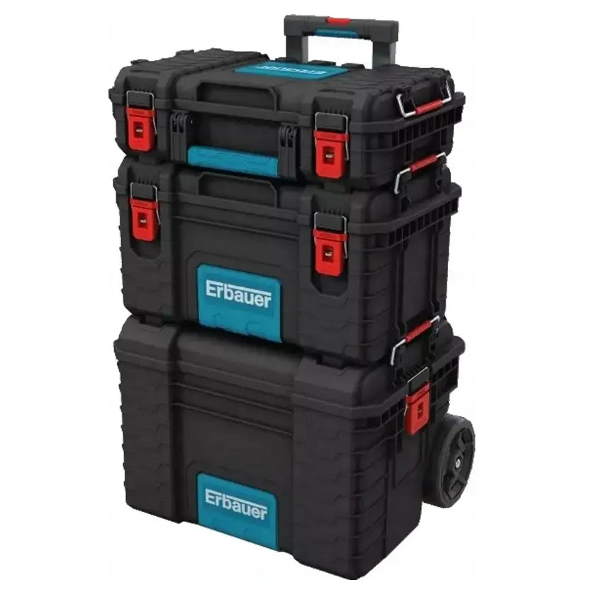 Erbauer sett med tre svarte verktøykasser i plast, stablet med blå detaljer, røde låser og hjul på nederste boks.