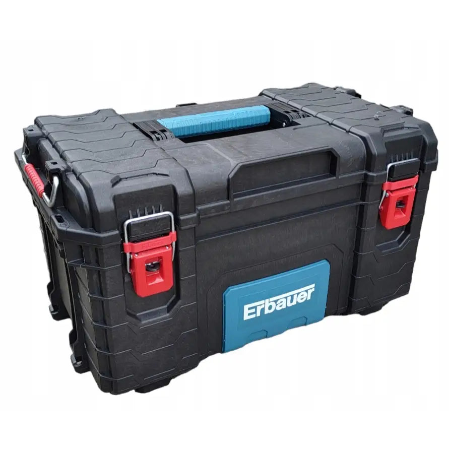 Erbauer verktøykasse i svart plast med blått håndtak og røde låser, skrå forfra.