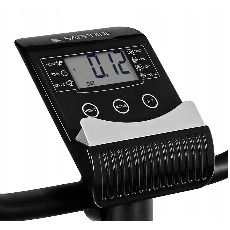 Ergometersykkel SAPPHIRE SUPRA, nærbilde av elektronisk display med treningsdata og sølvfarget holder.