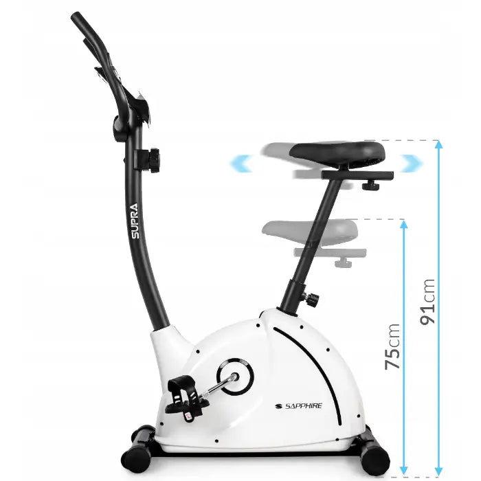 Ergometersykkel SAPPHIRE SUPRA fra siden, fokus på justerbart sete med blå piler og mål for sittestilling.